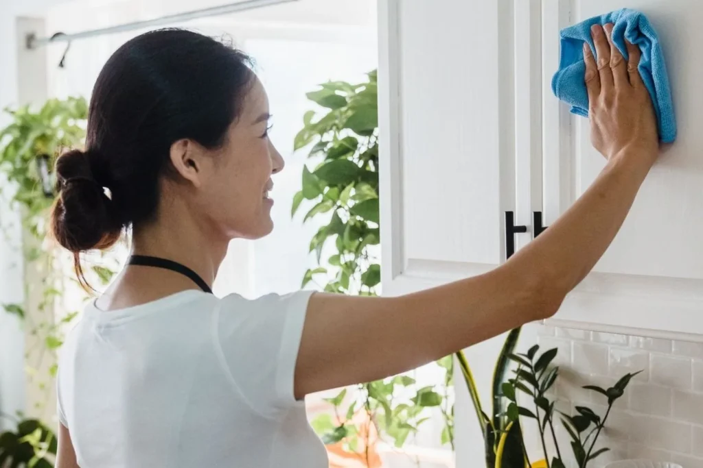Professional kitchen deep cleaning in a Riverdale GA home
